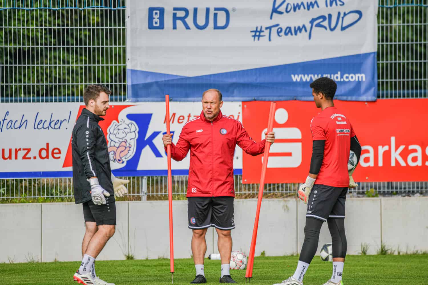 Torwarttrainer Erol Sabanov feilt mit dem Torhüterduo Jakob Pfleiderer (links) und Joshua Barth an ihrer Form