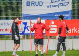 Torwarttrainer Erol Sabanov feilt mit dem Torhüterduo Jakob Pfleiderer (links) und Joshua Barth an ihrer Form